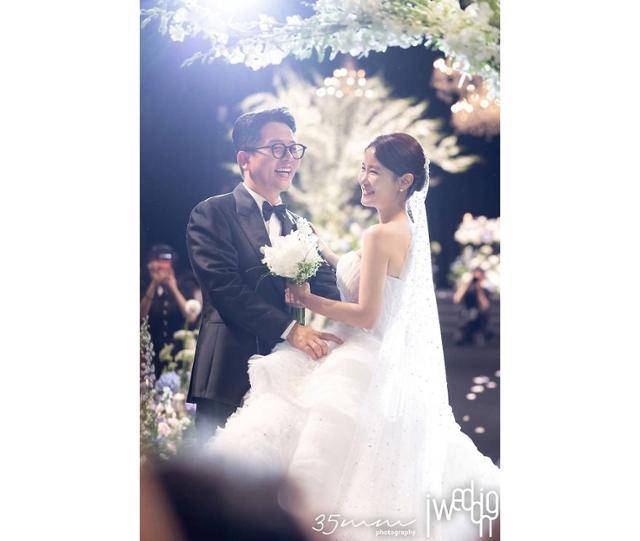 코미디언 김준호와 김지민은 3년간의 열애 끝에 부부가 됐다. 아이웨딩 제공