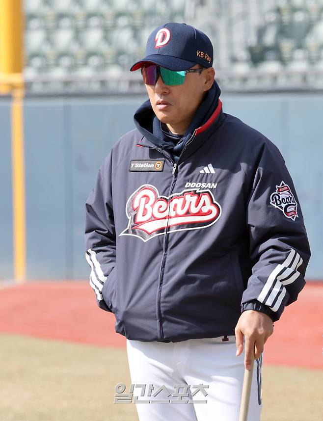 두산 이승엽 감독이 13일 오후 잠실야구장에서 열리는 2025 프로야구 KIA와의 시범경기를 앞두고 선수들의 훈련을 지켜보고 있다. 잠실=정시종 기자 /2025.03.13.