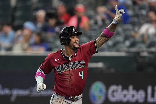 <yonhap photo-2660=""> Arizona Diamondbacks' Ketel Marte celebrates after hitting a three-run home run in the ninth inning of a baseball game against the Texas Rangers Wednesday, Aug. 13, 2025, in Arlington, Texas. (AP Photo/Tony Gutierrez)/2025-08-14 06:43:09/ <저작권자 ⓒ 1980-2025 ㈜연합뉴스. 무단 전재 재배포 금지, AI 학습 및 활용 금지></yonhap>