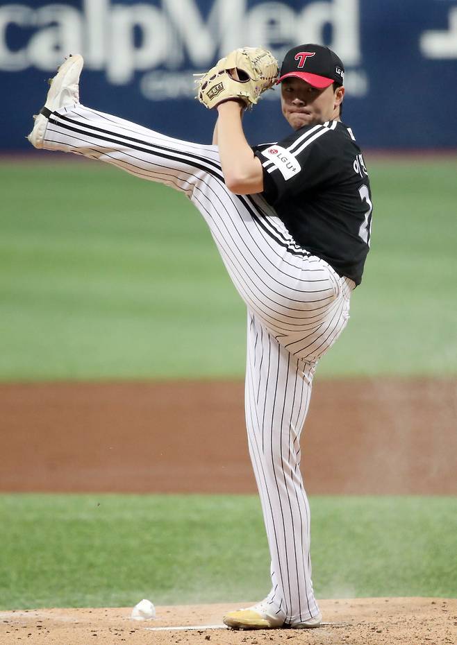 2023 KBO 프로야구 키움 히어로즈와 LG 트윈스의 경기가 5일 오후 서울 고척스카이돔에서 열렸다. LG 선발 이민호가 등판해 역투하고 있다. 고척=김민규 기자 mgkim1@edaily.co.kr /2023.04.05/