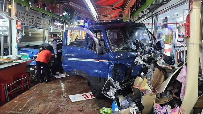 시장으로 돌진한 화물차 [부천소방서 제공]