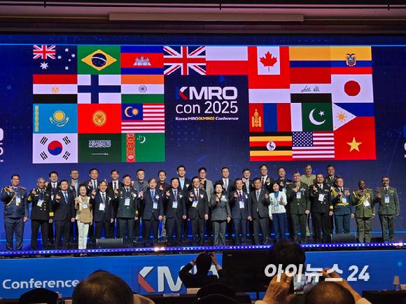 국방산업전문가 등 관계자들이 13일 대전ICC호텔에서 진행된 '대한민국 MRO 국제 컨퍼런스(KMROcon 2025)'에 참석하고 있다. [사진=최란 기자]
