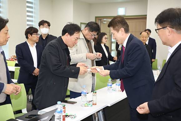 이강덕 포항시장이 대구경북인터넷기자협회 회원들과 인사를 나누고 있다 [사진=대구경북인터넷기자협회]