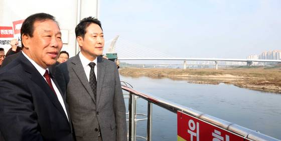 국민의힘 장동혁 대표가 5일 재가동 여부를 놓고 갈등을 빚는 금강 세종보 현장을 찾아 둘러보고 있다. 연합뉴스