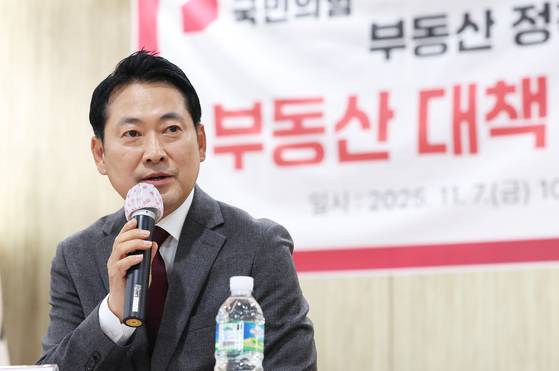국민의힘 장동혁 대표가 7일 경기도 용인시 수지구의 한 아파트 단지에서 열린 '부동산 정책 정상화 특별위원회-부동산 대책 경기도 현장 간담회'에서 발언하고 있다.연합뉴스