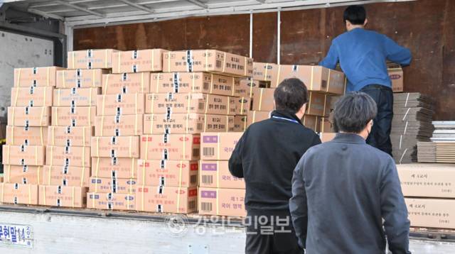 ▲ 2026학년도 대학수학능력시험을 이틀 앞둔 11일 춘천시교육지원청에 수능 문제지와 답안지가 도착해 관계자들이 이를 보관 장소로 옮기고 있다. 김정호 기자