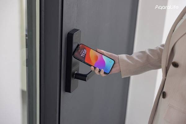 사진=스마트 도어락 L100 아이폰 출입 이미지