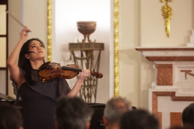 지난달 31일 서울 덕수궁 석조전에서 열린 '스트라디바리우스 베수비오 전시' 기념 공연에서 바이올리니스트 임지영이 베수비오로 연주하고 있다. (c)문덕관.