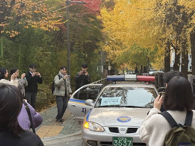 긴급 수송 차량에서 내리는 수험생의 모습./사진=김유진 기자