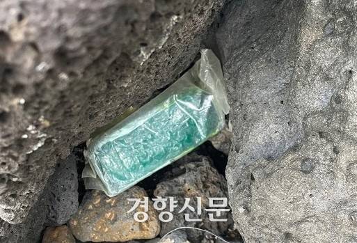 지난 12일 오후 3시쯤 우도에서 발견된 마약이 담긴 것으로 추정되는 차 봉지. 제주해경청 제공