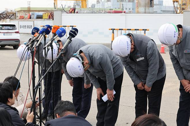 “죄송합니다” 울산화력발전소 보일러 타워 붕괴 사고 8일째인 13일 한국동서발전 권명호 사장(가운데)과 임원진이 발전소 후문 앞에서 기자회견을 하기 전 고개 숙여 사과하고 있다. 연합뉴스