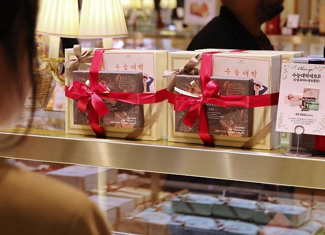 Suneung gifts are on display at Lotte Department Store in Seoul on Tuesday. (Yonhap)