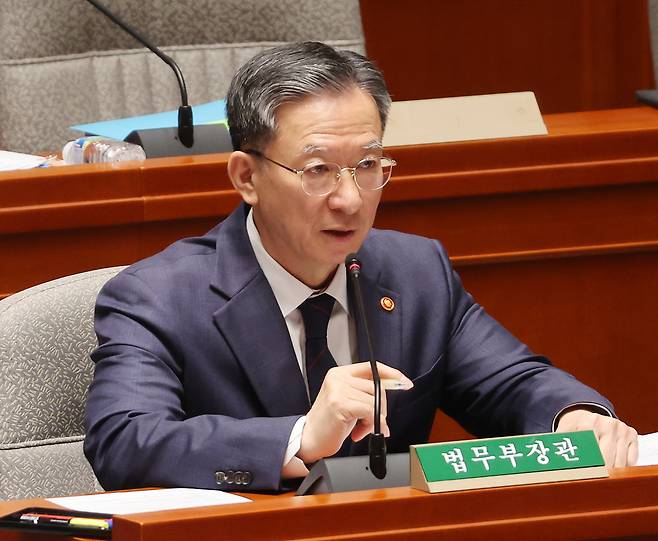 Justice Minister Jung Sung-ho answers questions regarding the decision to drop the appeal in the Daejang-dong case during a meeting of the National Assembly’s Special Committee on Budget and Accounts on Nov. 12. [YONHAP]