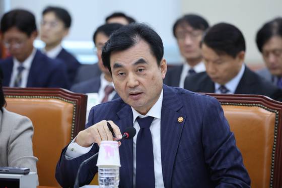 Defense Minister Ahn Gyu-back answers questions from lawmakers during a National Assembly defense committee meeting in Yeouido, western Seoul, on Nov. 5. [LIM HYUN-DONG]