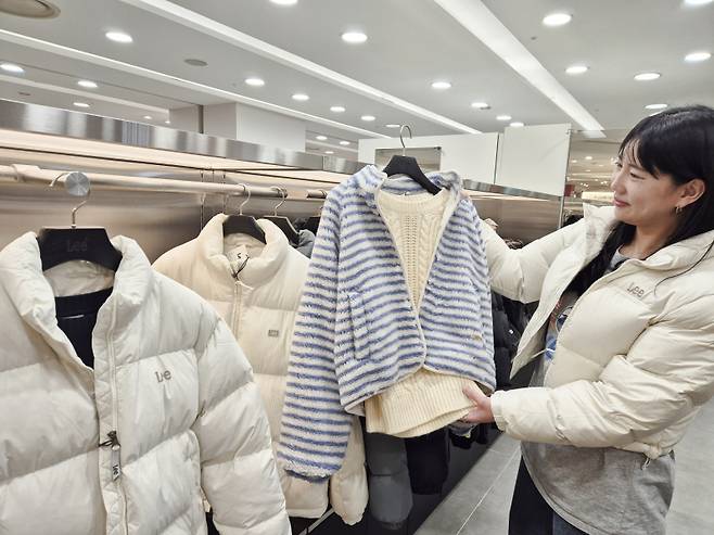 롯데백화점 부산본점 7층 'LEE' 매장에서 여성 고객이 아우터를 살펴보고 있다. 롯데백화점 제공.
