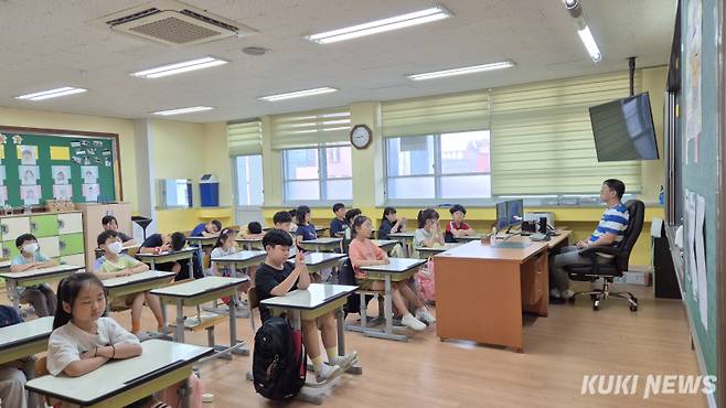 매주 월요일과 수요일 아침이면 잔잔한 음악과 함께 학생들이 ‘아침 명상의 시간을 갖는다.