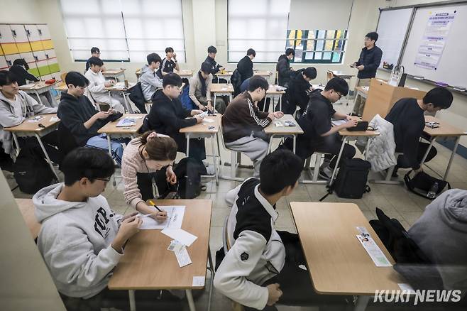 2026학년도 대학수학능력시험이 실시된 13일 오전 서울 용산구 용산고등학교에서 수험생들이 시험 준비를 하고 있다. 사진공동취재단