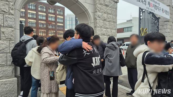 2026학년도 대학수학능력시험이 치러진 13일 휘문고 정문 앞에서 중동고 후배들이 수능을 치르는 선배와 포옹하며 응원을 전하고 있다. 황인성 기자&nbsp;