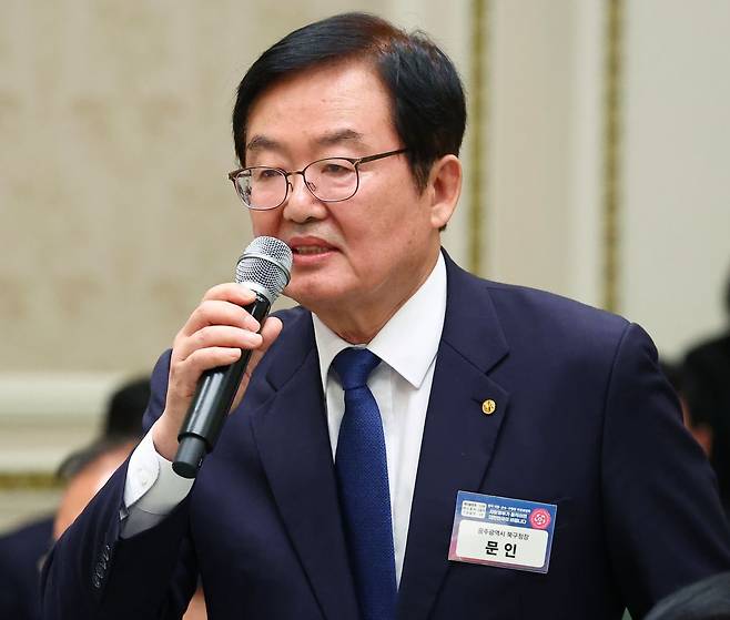 문인 광주 북구청장이 12일 청와대 영빈관에서 열린 시장·군수·구청장 초청 국정설명회에서 발언을 하고 있다. 연합뉴스