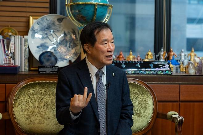 홍재영 명예회장이 보석산업의 미래 과제와 글로벌 브랜드 육성의 필요성을 강조하며 설명하는 모습. 한국보석협회 제공