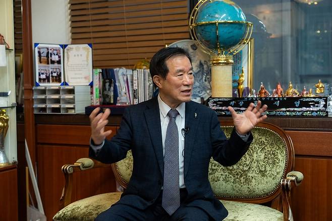 홍재영 명예회장이 국내 보석산업이 풀어야 할 핵심 과제를 설명하며 정부·지자체의 정책적 지원 필요성을 강조하고 있다. 그는 “거래 양성화와 인재 양성이 산업 경쟁력의 토대가 될 것”이라고 말했다. 한국보석협회 제공