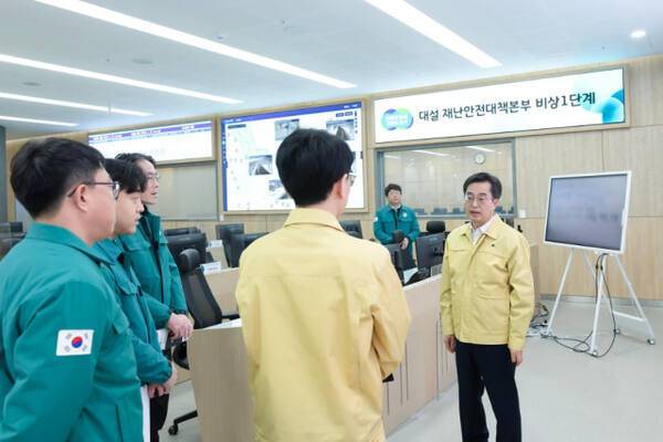 지난해 김동연 경기도지사가 상황실을 점검하고 있는 모습. 경기도 제공