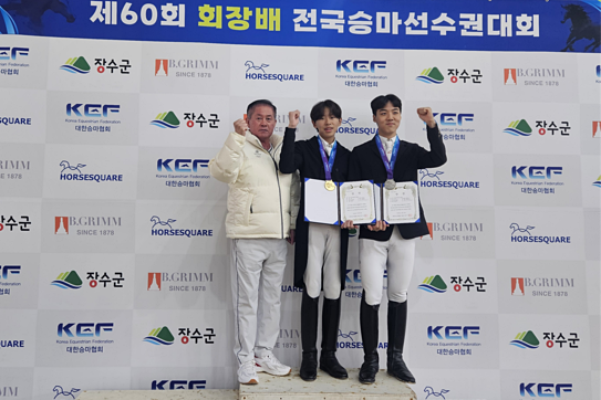 최경민(가운데), 최준우(오른쪽)가 제60회 대한승마협회장배 전국승마선수권대회에서 청소년 국가대표로 선발된 뒤 김의종 경기도승마협회장과 기념촬영을 하고있다. 경기도승마협회 제공
