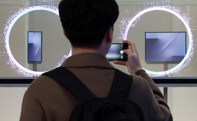 지난달 28일 경북 경주 엑스포공원 에어돔에서 열린 ‘K-테크 쇼케이스’에서 삼성전자의 두 번 접는 스마트폰 트라이폴드폰이 최초 공개되고 있다. [연합뉴스]