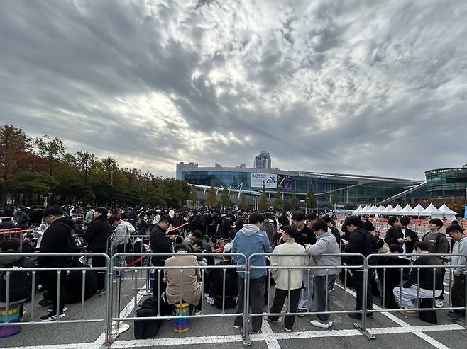 부산 벡스코 전시관 앞에 관람객들이 국내 최대 게임 박람회 ‘지스타(G-STAR) 2025’ 행사장 입장을 위해 줄을 서 있다. [사진 = 안선제 기자]