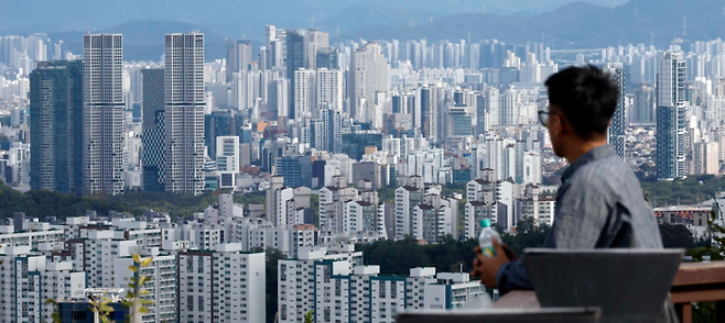 서울 남산에서 바라본 아파트 단지의 모습. [김호영 기자]