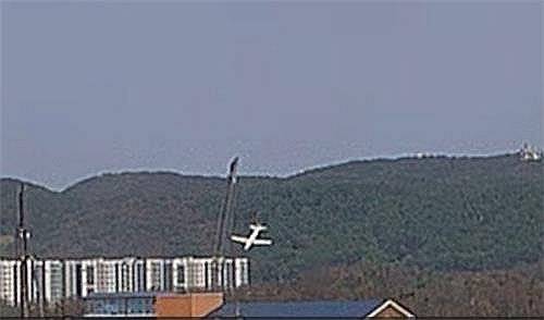 해군이 지난 29일 포항에서 비행훈련 중 추락한 해상초계기 P-3CK의 사고 당시 모습이 담긴 CCTV 영상을 공개했다. 사진은 해상초계기 사고 당시 모습. [해군 제공]