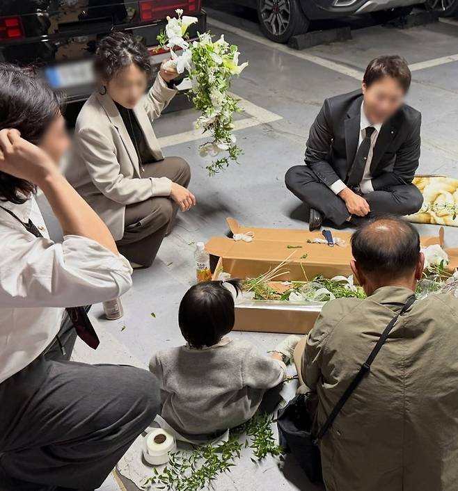 76세 아버지가 딸의 결혼식장 지하 주차장에서 직접 부케를 만드는 모습이 온라인에서 관심을 받고 있다. [스레드 choimintwo 캡처]