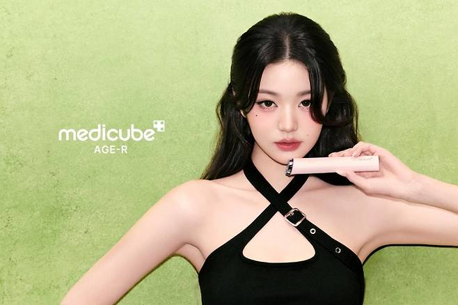에이피알 뷰티 디바이스 메디큐브 에이지알 모델 장원영. [에이피알 제공]