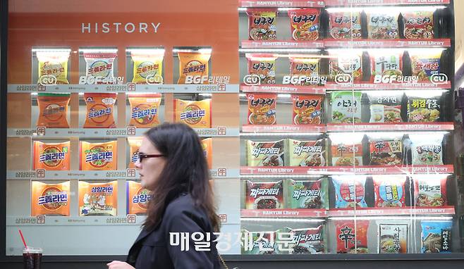 외국인 라면 소비 증가하고 있는 가운데 13일 명동의 한 편의점에 라면이 전시되어있다.  2025.11.13. [이승환 기자]