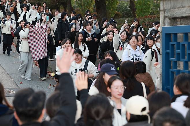 2026학년도 대학수학능력시험일인 13일 경기 수원시 팔달구 영복여자고등학교에서 시험을 마친 수험생들이 시험장을 나서고 있다. [연합뉴스]