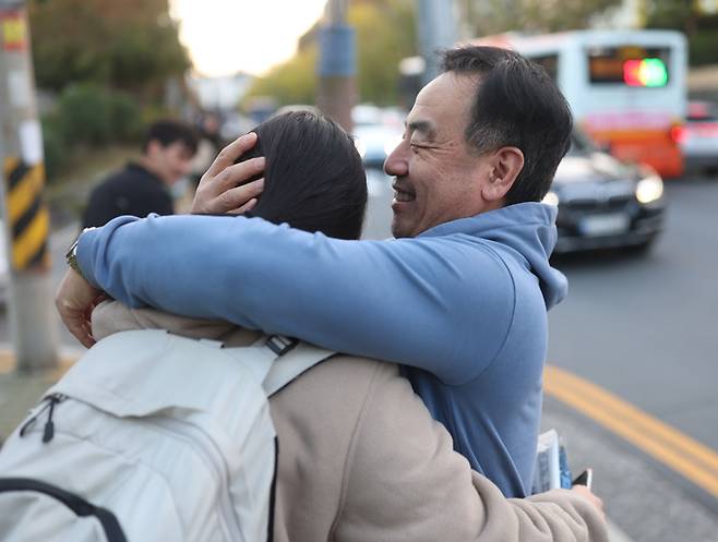 2026학년도 대학수학능력시험(수능)일인 13일 오후 경남도교육청 88 창원지구 제24시험장인 마산여자고등학교 교문 앞에서 가족이 4교시 시험을 마친 수험생을 격려하고 있다. [연합뉴스]