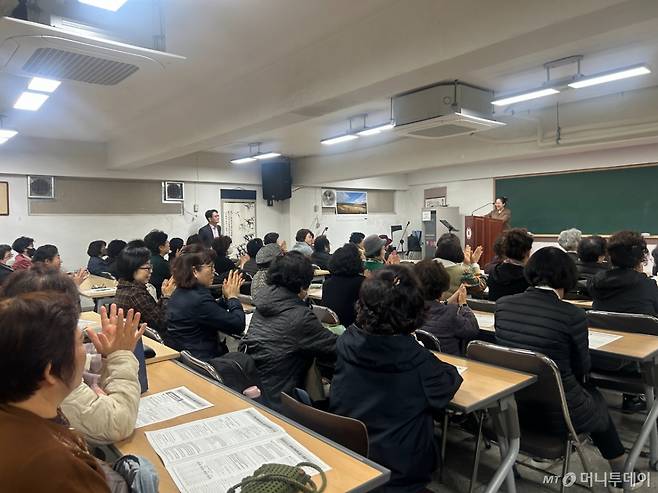 12일 오후 일성여고 수험생들 모습. 수능 하루 전인 예비소집일 수험표를 받기 위해 모였다. /사진=김지현 기자.