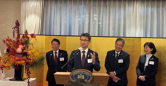 고노 슌지 마야자키현 지사(왼쪽 2번째)가 11일 서울 성북구 주한일본대사관 관저에서 월드시리즈 MVP로 선정된 LA다저스의 일본인 투수 야마모토 요시노부가 미야자키현에서 고등학교를 다녔다고 지역을 홍보하자 핫토리 세이타로 후쿠오카현 지사(왼쪽)와 노로 유키토시 미에현 부지사(오른쪽 2번째), 나카하라 미유키 돗토리현 부지사(오른쪽)가 웃고 있다. / 사진=김인한 기자