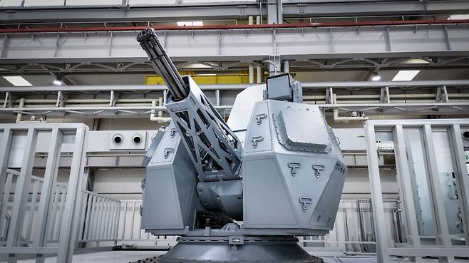 12일 경상남도 창원특례시 현대위아 해상조립장에서 선보인 'CIWS-II 함포체계'의 모습/사진= 현대위아 제공