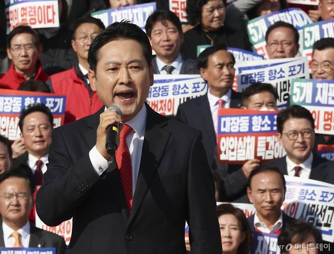 [서울=뉴시스] 김근수 기자 = 장동혁 국민의힘 당대표가 12일 서울 여의도 국회의사당 본관 앞 중앙계단에서 열린 대장동 일당 7400억 국고 환수 및 검찰 항소포기 외압 규탄대회에서 발언을 하고 있다. 2025.11.12. ks@newsis.com /사진=김근수