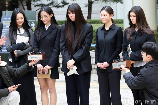 그룹 뉴진스 멤버 해린, 혜인이 전속계약을 두고 법정 공방을 벌였던 소속사 하이브 산하 레이블인 어도어로의 복귀 의사를 전하면서 완전체 활동에 대한 관심이 커지는 가운데 누리꾼들은 엇갈린 반응을 보이고 있다. /사진=머니투데이 DB