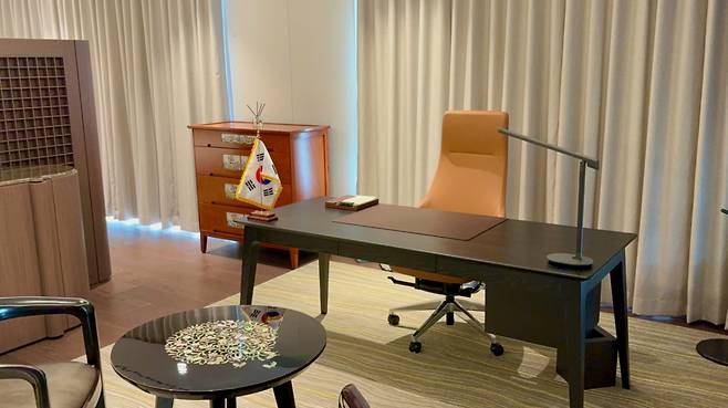 경북 경주에 위치한 교원그룹의 연수시설 '드림센터 경주' PRS 침실 내부에 있는 집무실 모습/사진=김온유 기자