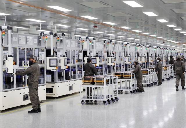 미국 조지아주 SK온 공장에서 직원들이 안전성 검증 시스템 아래 전기차용 배터리를 생산하고 있다.  SK온 제공