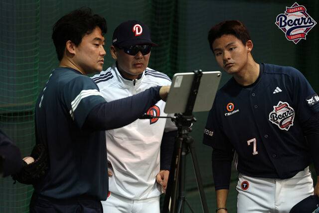두산 베어스 김원형 감독과 이교훈./두산 베어스