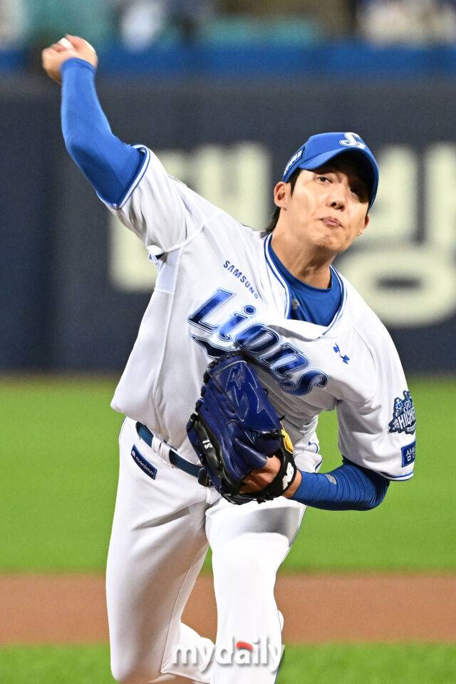 22일 대구 삼성라이온즈파크에서 열린 '2025 신한 SOL BANK KBO 포스트 시즌' 삼성 라이온즈와 한화 이글스 플레이오프(PO) 4차전 경기. 삼성 선발 원태인이 힘차게 투구하고 있다./마이데일리