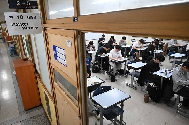 2026학년도 대학수학능력시험이 치러진 13일 오전 서울 종로구 경복고에 마련된 고사장에서 수험생들이 시험을 준비하고 있다.  [사진공동취재단]