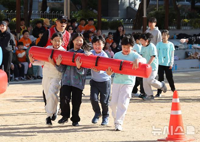[인천=뉴시스] 전진환 기자 = 사진은 지난달 28일 오전 인천 부평구 부곡초등학교에서 열린 가을운동회에서 어린이들이 협동달리기를 하고 있는 모습.  2025.10.28. amin2@newsis.com