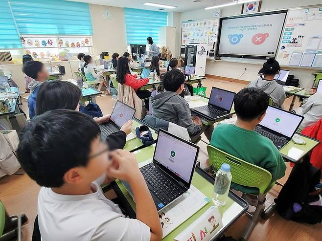[과천=뉴시스] 박종대 기자 = 지난 11일 오후 경기 과천갈현초등학교 4학년 2반 교실에서 학생들이 하이러닝 플랫폼을 활용한 디지털시민교육 퀴즈 수업에 참여하고 있다. 학생들은 크롬북으로 '사이버 폭력'과 '개인정보 보호' 관련 문제를 풀며 게임처럼 즐겁게 수업에 몰입했다. 2025.11.11. pjd@newsis.com *재판매 및 DB 금지