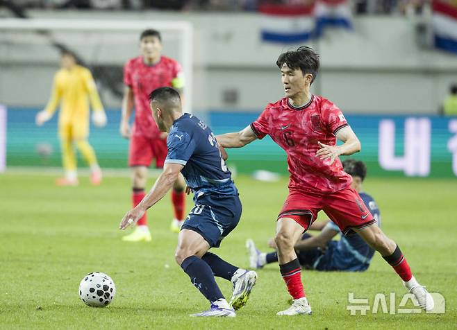 [서울=뉴시스] 김근수 기자 = 지난달 14일 오후 서울 마포구 서울월드컵경기장에서 열린 하나은행 초청 축구국가대표팀 친선경기 대한민국과 파라과이의 경기 후반 황인범이 돌파를 하고 있다. 2025.10.14. ks@newsis.com