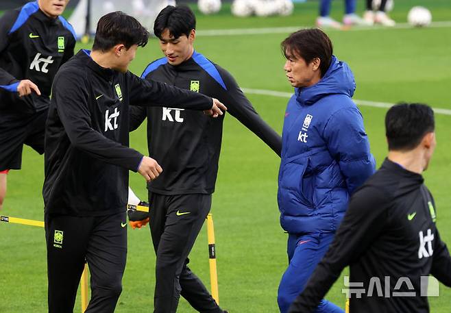 [천안=뉴시스] 이영환 기자 = 대한민국 축구 국가대표팀 김민재가 지난 11일 오후 충남 천안시 서북구 대한민국 축구종합센터에서 열린 오픈 트레이닝에서 훈련을 하며 홍명보 감독과 대화를 하고 있다. 2025.11.11. 20hwan@newsis.com
